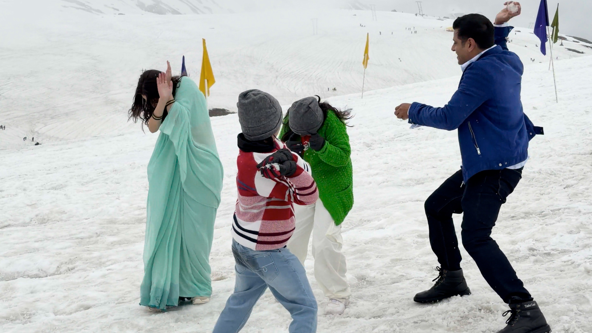 This BTS Will Melt Your Heart! ❤️  🔥 Neil Bhatt’s Impromptu Dance on ‘Yeh Ishq Haaye’ Amid Manali’s Snowy Mountains